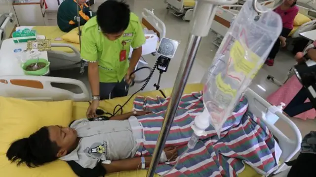 Petugas memberikan penanganan medis kepada pasien penderita Demam Berdarah Dengue (DBD) di Rumah Sakit Umum Daerah Simpang Lima Gumul, Kediri, Jawa Timur.