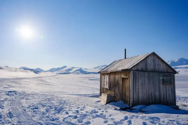 स्वालबार्डमधल्या एका बेटावरचं एक पारंपरिक घर