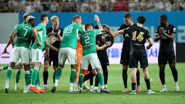 경기장을 떠나는 손흥민 주위에 늘어선 선수들의 모습