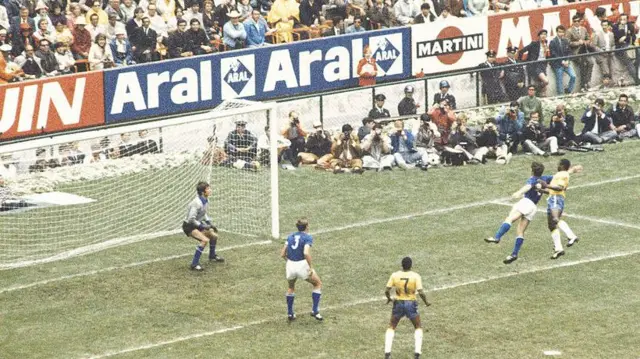 ১৯৭০ এর বিশ্বকাপ ফাইনালে প্রথম গোল করার আগের মুহুর্তে পেলে (একেবারে ডানে)