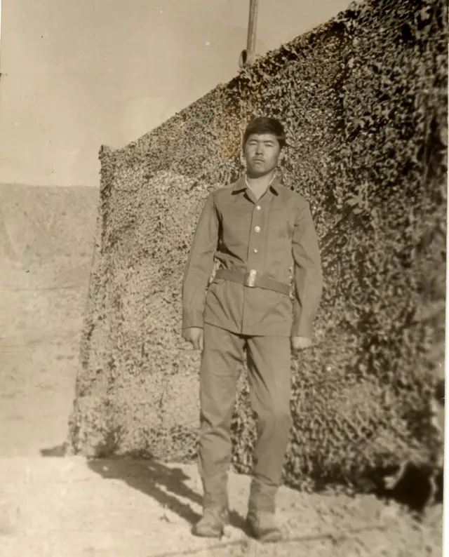 Асанаалы Койчукеев: Кийин бизди кайсы тараптан, кандай атканын билдик. Жакын эле жерде арыкка жашынып, жалгыз кол салган экен. 