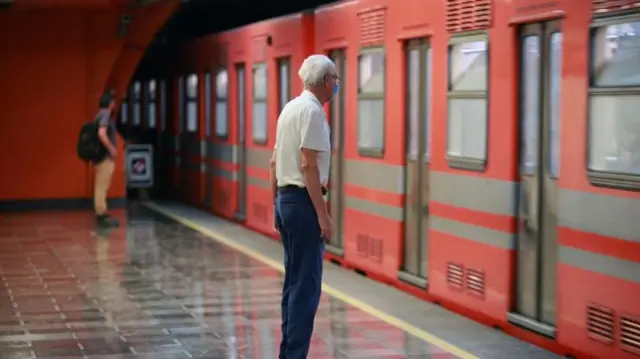 Un homme devant le métro.
