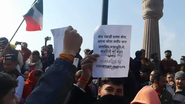 रैली में बड़ी संख्या में लोग शामिल हुए.