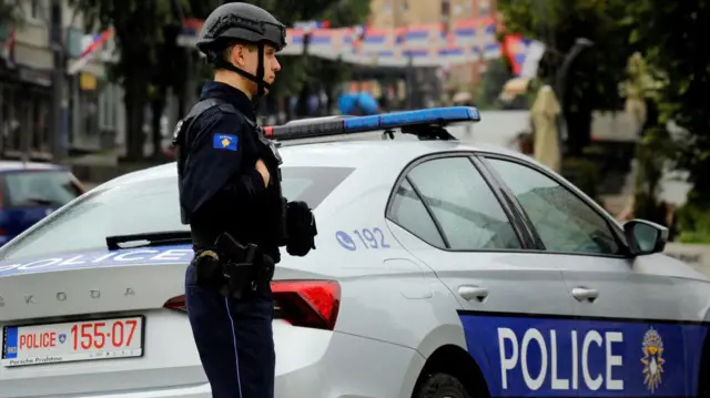 Mladić u uniformi policije Kosova 