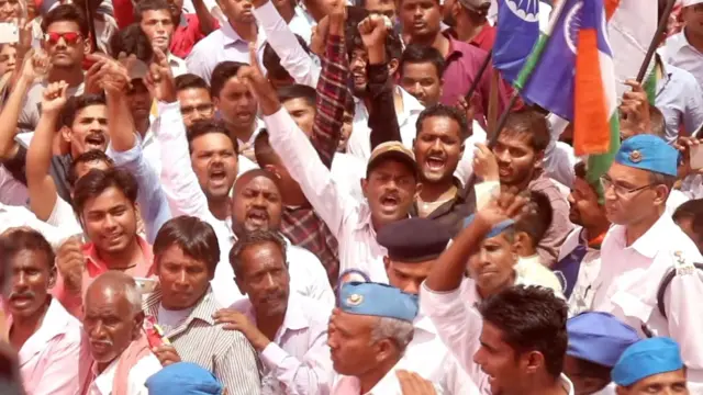 महाराष्ट्रात अनुसूचित जातींमध्ये 59 जातसमूहांची लोकसंख्या एकूणात जवळपास 12 टक्के आहे.