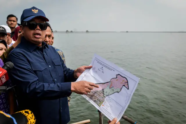 Menteri Agraria dan Tata Ruang/Kepala Badan Pertanahan Nasional (ATR/BPN) Nusron Wahid melihat peta bidang tanah sertifikat di Pantai Anom, Desa Kohod, Kabupaten Tangerang, Banten, Jumat (24/1/2025). Menteri ATR/Kepala BPN meninjau pagar laut yang terpasang di sekitar perairan kawasan Pantai Anom dan mendengarkan aspirasi masyarakat pesisir yang terdampak. 