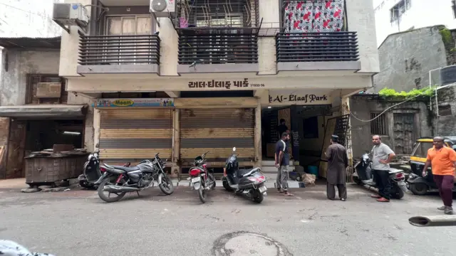 અલ-ઇલાફ ઍપાર્ટમેન્ટમાં પથ્થરમારા બાદથી જ માતમનો માહોલ છે