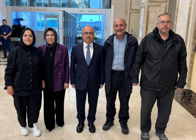 Üç milletvekili yan yana poz veriyor