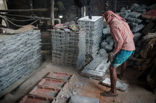 কোনও সুরক্ষা ব্যবস্থা ছাড়াই সিসা কারখানায় শ্রমিকরা কাজ করেন