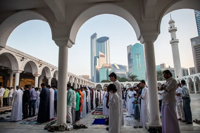 په ابوظبي کې د اختر لمانځه مراسم.