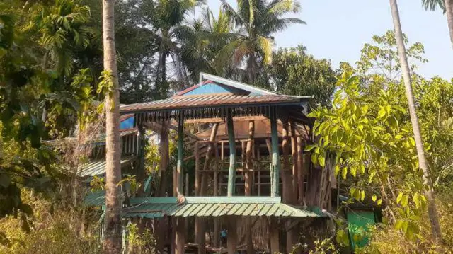 ဖျက်ဆီးခံရတဲ့ အိမ်တွေ