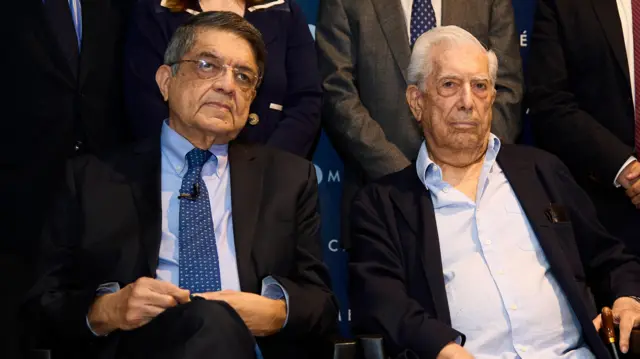 El escritor peruano Mario Vargas Llosa junto al autor nicaragüense Sergio Ramírez.