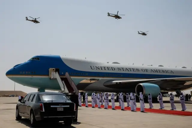 अल-अदेदस्थित सैन्य शिविरमा अमेरिकी राष्ट्रपति डोनल्ड ट्रम्पको 'एअर फोर्स वन' विमान