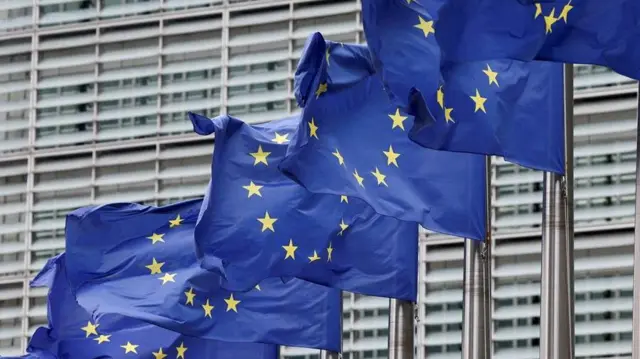 Bryusseldagi Yevropa Ittifoqi qarorgohi yonida YeI bayroqlari