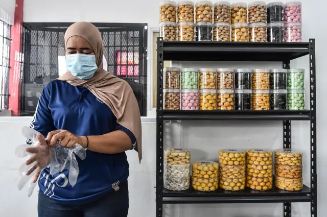 Warga binaan pemasyarakatan (WBP) bersiap menyelesaikan pembuatan kue nastar di Ruang Balai Latihan Kerja (BLK) Lembaga Pemasyarakatan Perempuan (LPP) Kelas II B Jambi, Muaro Jambi, Jambi, Senin (2/3/2026).