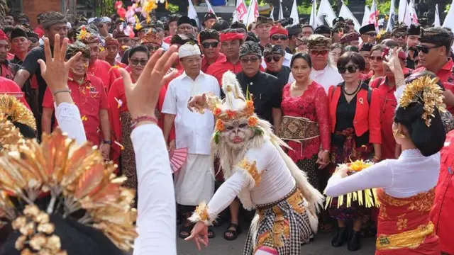 Pasangan bakal calon Gubernur Bali Wayan Koster (ketiga kiri) dan Wakil Gubernur Bali I Nyoman Giri Prasta (ketiga kanan) berjalan memasuki area kantor KPU Bali saat pendaftaran pasangan calon Gubernur dan Wakil Gubernur Provinsi Bali di Denpasar, Bali, Kamis (29/8/2024). 