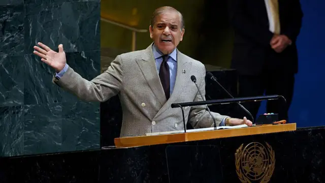 संयुक्त राष्ट्र में भाषण देते हुए पाकिस्तान के प्रधानमंत्री शहबाज शरीफ़ 