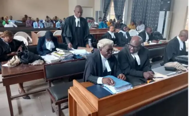 Awọn agbẹjọro ni ileẹjọ lasiko igbẹjọ ẹjọ naa to waye sẹyin.