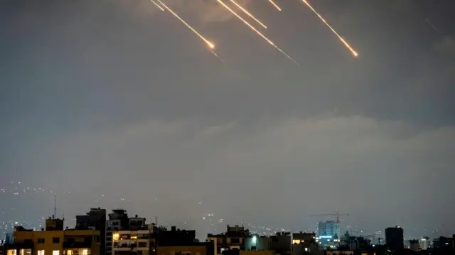 صورة من لبنان تظهر الصواريخ الإيرانية في طريقها لإسرائيل