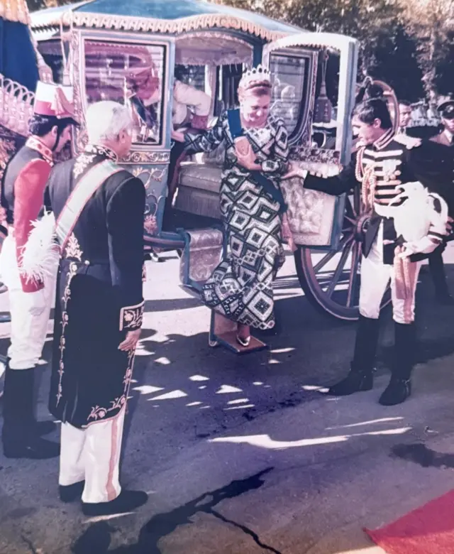 کامبیز آتابای رئیس تشریفات دربار ایران در دوران پهلوی همراه با شهبانو فرح پهلوی