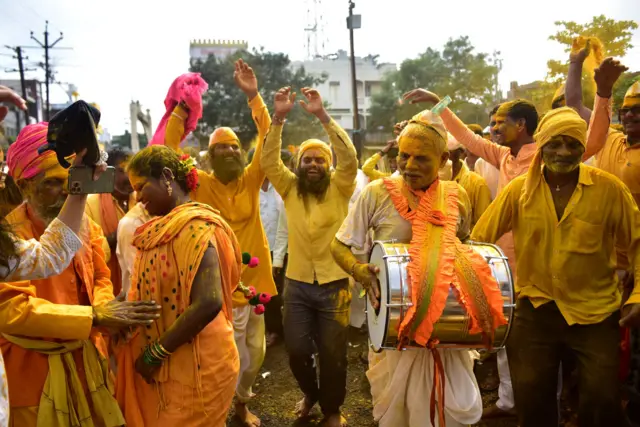 'यादवांचा देव' असलेला विठ्ठल आजही एका बाजूला आपल्या गोपजनीय मूळ रुपात महाराष्ट्रात नांदत असून धनगरांच्या विरोबाशीही नातं सांगतो, तर दुसऱ्या बाजूला तो वैदिकीकरणानंतर विष्णुरुपात कृष्णाचा अवतार म्हणूनही भक्तांसाठी उभा ठाकलेला दिसतो, असं रा. चिं. ढेरे म्हणतात.