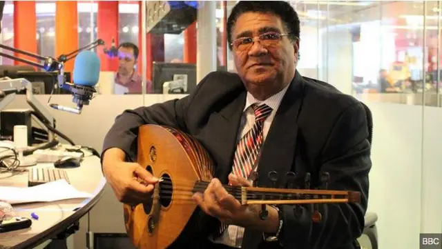 Inta badan qalabka Muusikada ayuu garaaci jiray