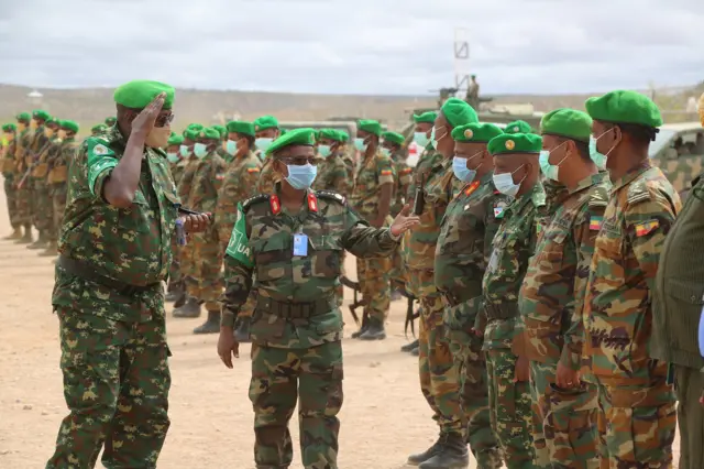 Taliyihii AMISOM (ATMIS) oo booqanaya ciidanka nabad ilaalinta ee gobolka Hiiraan jooga