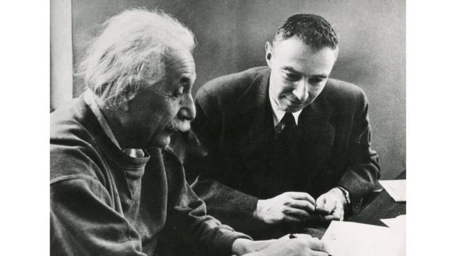 Oppenheimer sentado ao ladocomo ganhar dinheiro na roleta do betanoAlbert Einsteincomo ganhar dinheiro na roleta do betanofotocomo ganhar dinheiro na roleta do betanopreto e branco