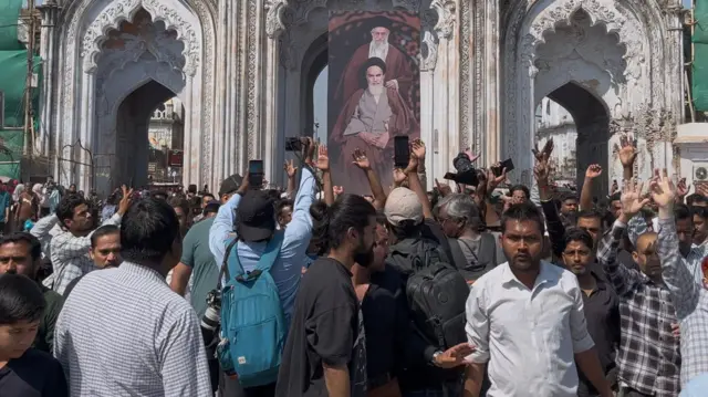 लखनऊ के हुसैनाबाद और रूमी दरवाज़ा में भी शिया समुदाय के लोगों ने विरोध प्रदर्शन किया