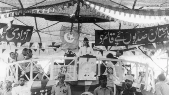 मुस्लीम लीगचे नेते मोहम्मद अली जिन्ना, दिल्लीत एका संमेलनात लीगच्या प्रतिनिधींसमोर भाषण करताना