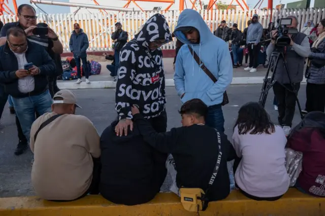 Migrantes se lamentan en la frontera de México y EE.UU.