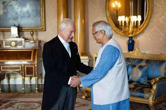 বাকিংহাম প্যালেসে অধ্যাপক মুহাম্মদ ইউনূসকে স্বাগত জানান রাজা চার্লস।