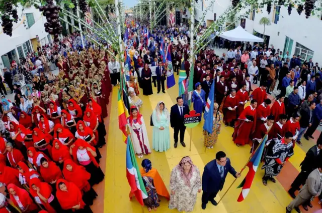 Los seguidores de la Iglesia La Luz Del Mundo, una organización religiosa internacional con sede en México, participan en la Congregación Anual Santa 2023 Bienvenida a la Iglesia La Luz del Mundo el 9 de agosto de 2023, en Guadalajara, Estado de Jalisco, México. (Foto de ULISES RUIZ/AFP vía Getty Images)