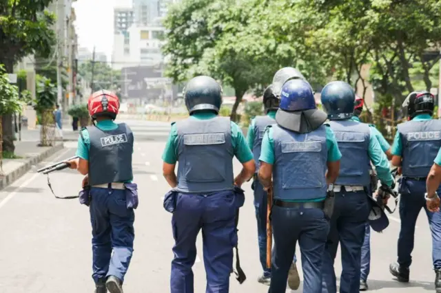 ダッカの街中を警備する警察官