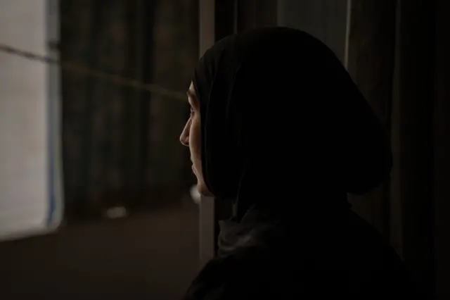 Rihab a reçu six vis dans la colonne vertébrale et trois dans le poignet. Elle doit porter une attelle pendant des mois.