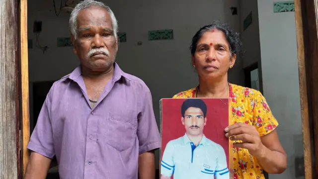 පියා පවසන පරිදි සෙල්වදොරෙයි ගෝපිනාත් LTTE ඉංග්රීසි පුවත් ඉදිරිපත් කිරීම සඳහා ගොස් ඇත්තේ, කැමැත්තකින් තොරව ය