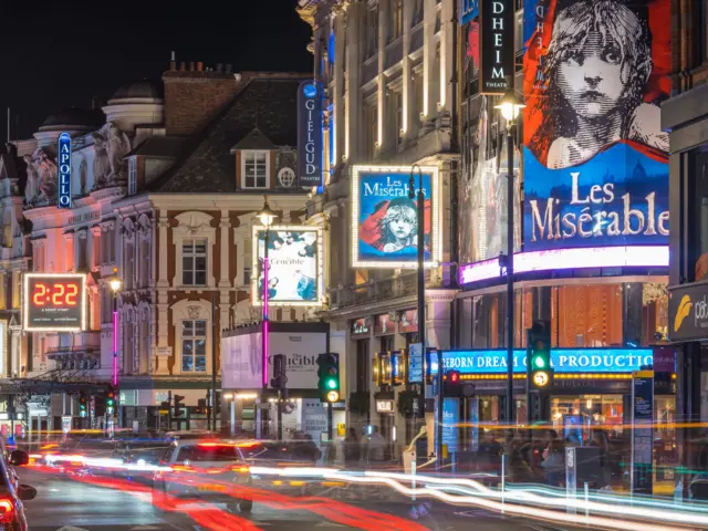 La avenida Shaftesbury Avenue, con las multitudes de turistas y las vallas publicitarias del vibrante distrito teatral de Londres