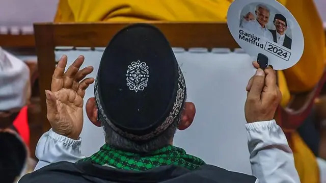 Simpatisan pasangan Capres dan Cawapres Ganjar Pranowo dan Mahfud Md berdoa saat Rapat Pleno Terbuka Pengundian dan Penetapan Nomor Urut Pasangan Capres dan Cawapres Pemilu Tahun 2024 di Gedung KPU