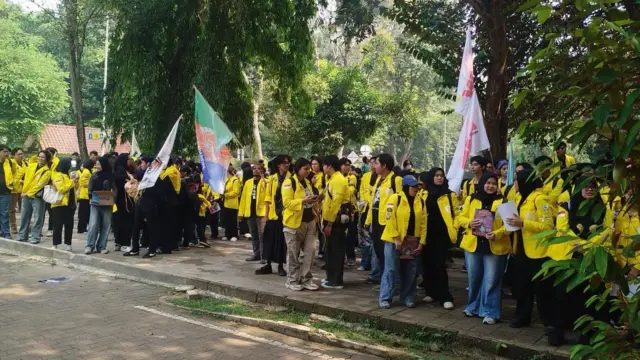 Mahasiswa Universitas Indonesia berkumpul di kampusnya, di Depok, Jawa Barat, sebelum berangkat ke lokasi demonstrasi di Jakarta Pusat.
