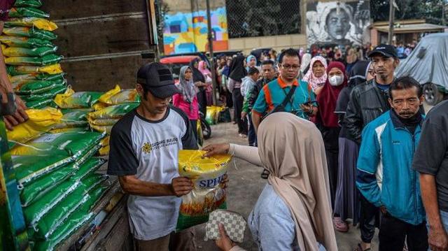 Pemerintah Kota Bandung menggelar operasi pasar murah di 30 Kecamatan itu guna menstabilkan harga kebutuhan pokok terutama beras yang sedang mengalami kenaikan harga yang digelar hingga 1 Maret 2024. 