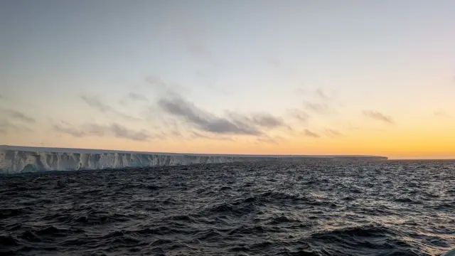 அழியும் நிலையில் சிங்கப்பூரைவிட 29 மடங்கு பெரிய ராட்சத பனிப்பாறை – விளைவு என்ன?