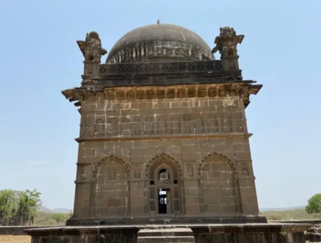 மாலிக் ஆம்பரின் கல்லறை 