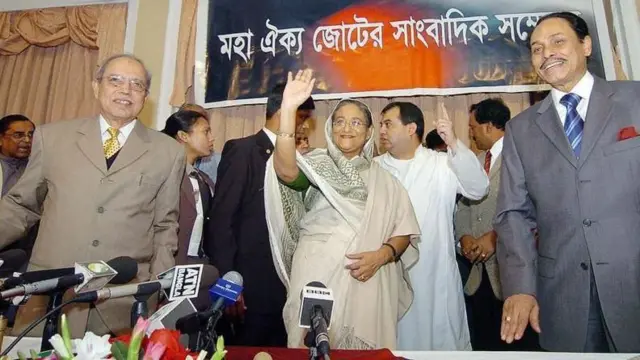 ২০০৭ সালের ৩রা জানুয়ারি ঢাকায় এক সংবাদ সম্মেলনে শেখ হাসিনা, এ কিউ এম বদরুদ্দোজা চৌধুরী ও হুসেইন মুহাম্মদ এরশাদ।