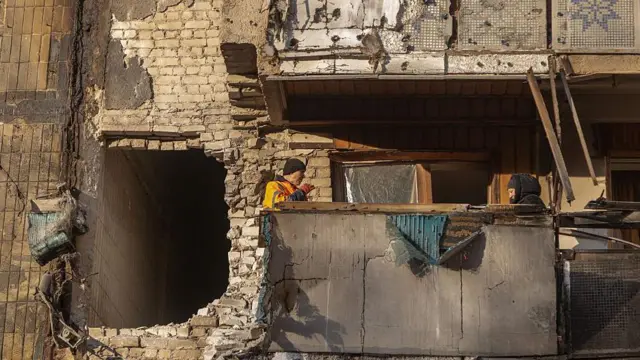 Skutki nocnego ataku Rosji widać w południowoukraińskim mieście Odessa po nocnych uderzeniach 31 grudnia 2025 roku. Ludzie zostali ewakuowani z budynku mieszkalnego po tym, jak w wyniku ataku wybuchł pożar. Zespoły ratunkowe ugasiły ogień.