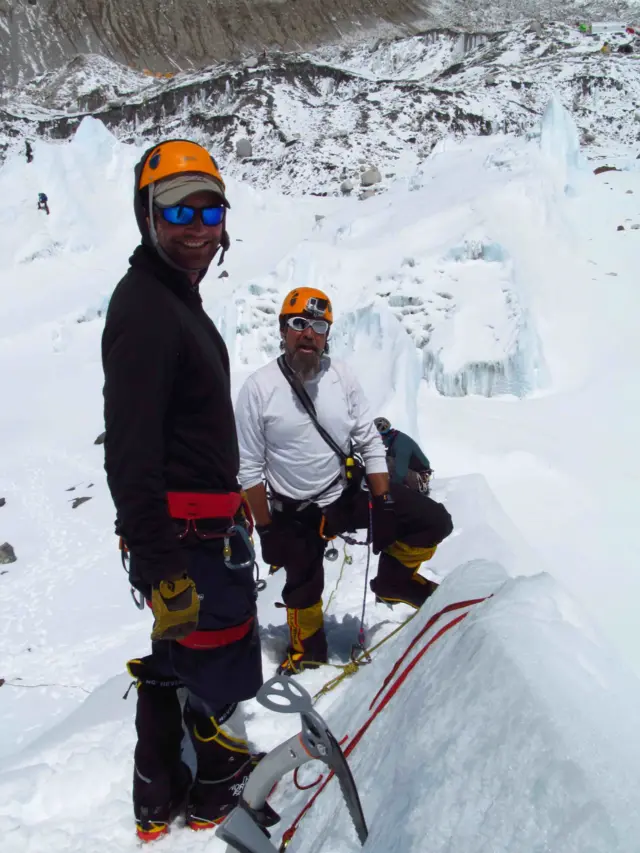 हिमालमा ग्यारेट र उनको साथी