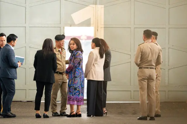 ครอบครัวชินวัตร ประกอบด้วย คุณหญิงพจมาน ดามาพงษ์, แพทองธาร, พินทองทา เข้าเยี่ยม ทักษิณ ชินวัตร ที่เรือนจำคลองเปรม ในวันแรกของการเปิดให้ญาติเข้าเยี่ยมได้ เมื่อ 15 ก.ย.