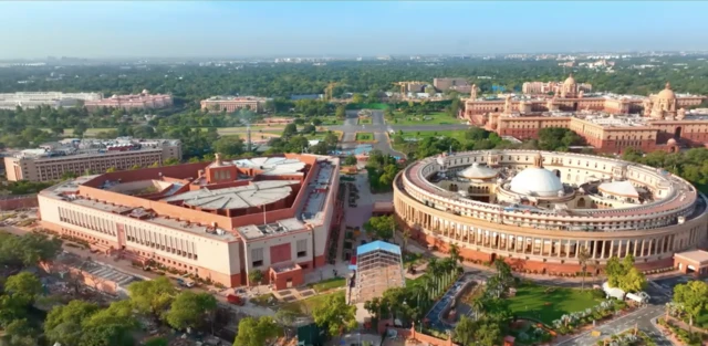 कायदा करुन मतदारसंघ पुनर्रचना आयोग (डिलिमिटेशन कमिशन) स्थापन केला जातो.