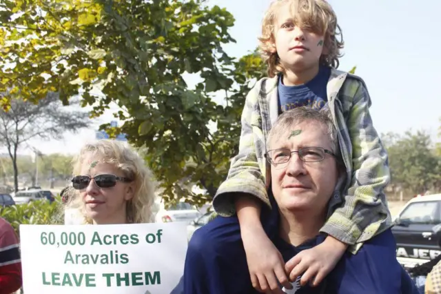 अरावली की पहाड़ियों को बचाने के लिए एक प्रदर्शन में शामिल एक परिवार (फ़ाइल फ़ोटो)