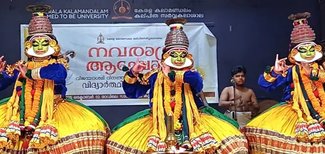 கதகளியில் ஒருவரின் பங்கேற்பு அரை மணி நேரம்தான் என்கிறார் அனில்குமார்.