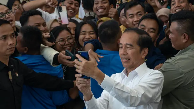 Presiden Jokowi berfoto dengan mahasiswa di Palu, Sulawesi Tengah, Rabu (30/08).